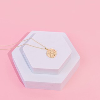 Foto 4 | Foto 4 | Colgante Pavoi con Forma de Moneda Grabada Chapada en Oro de 14 Quilates - Venta Internacional