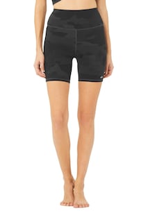 Foto 1 | Foto 1 | Short Alo Yoga de Cintura Alta Vapor Camuflaje Negro para Mujer