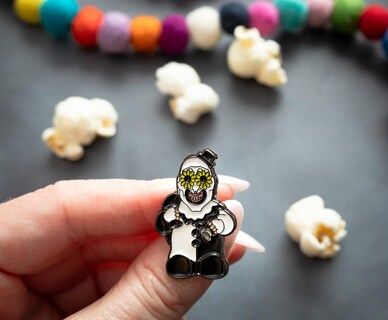 Foto 5 | Foto 5 | Alfiler Esmaltado Surreal Entertainment Terrifier 2 Art The Clown - Venta Internacional.