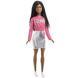 Foto 1 | Foto 1 | Venta Internacional- Barbie Cosa De Dos Brooklyn Muñeca Morena Con Jersey De Nueva York Y Falda Metalizada