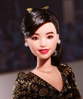 Foto 2 | Foto 2 | Muñeca Barbie Que Inspira A Las Mujeres Kristi Yamaguchi, Juegos Olímpicos De 1992 - Venta Internacional.