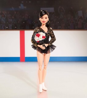 Foto 5 | Foto 5 | Muñeca Barbie Que Inspira A Las Mujeres Kristi Yamaguchi, Juegos Olímpicos De 1992 - Venta Internacional.
