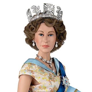 Foto 2 | Foto 2 | Retrato Conmemorativo De Muñeca Su Majestad La Reina 38 Cm - Venta Internacional.