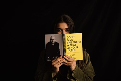 Foto 4 | Foto 4 | Libro No Le Des Al Enemigo Un Asiento En Tu Mesa Harpercollins - Venta Internacional.