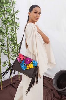 Foto 3 | Foto 3 | Bolso Tipo Crossbody A Ángelozano Aurora color Negro de Piel Vacuna con Telar Artesanal Barbas
