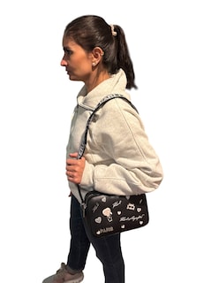 Foto 6 | Foto 6 | Bolsa Crossbody Negra Con Logos Metálicos Y Letras Bordados