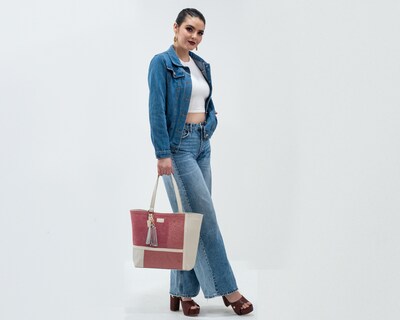 Foto 5 | Foto 5 | Bolso Tote A Ángelozano De Piel Vacuna Con Grabado Tipo Cincelado, Color Hueso, Modelo Victoria