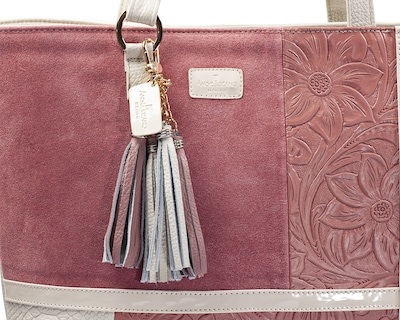 Foto 7 | Foto 7 | Bolso Tote A Ángelozano De Piel Vacuna Con Grabado Tipo Cincelado, Color Hueso, Modelo Victoria