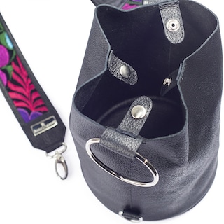 Foto 2 | Foto 2 | Bolso Bucket Dolores A Ángelozano Negra De Piel Flexible Con Telar Artesanal