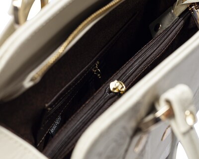 Foto 4 | Foto 4 | Bolso Tipo Tote A Ángelozano De Piel Vacuna Con Grabado Tipo Cincelado, Color Hueso, Modelo Salma