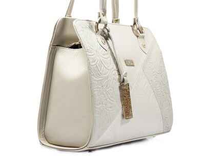 Foto 5 | Foto 5 | Bolso Tipo Tote A Ángelozano De Piel Vacuna Con Grabado Tipo Cincelado, Color Hueso, Modelo Salma