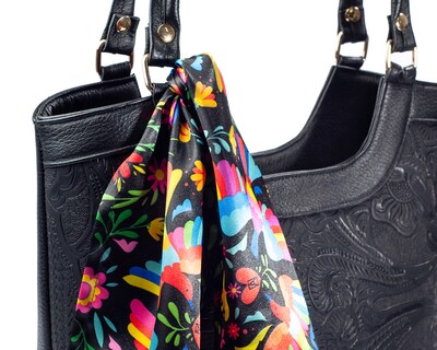 Foto 5 | Foto 5 | Bolso Tote A Ángelozano De Piel Vacuna Con Grabado Tipo Cincelado Y Mascada, Color Negro, Modelo Graciela