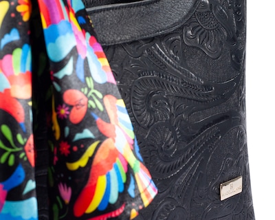 Foto 6 | Foto 6 | Bolso Tote A Ángelozano De Piel Vacuna Con Grabado Tipo Cincelado Y Mascada, Color Negro, Modelo Graciela