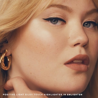Foto 4 | Foto 4 | Iluminador Rare Beauty Positive Light Silky Touch Enlighten - Venta Internacional.