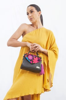 Foto 3 | Foto 3 | Bolso Tipo Satchel Ely A Ángelozano de Piel con Telar Artesanal de Flores color Negro