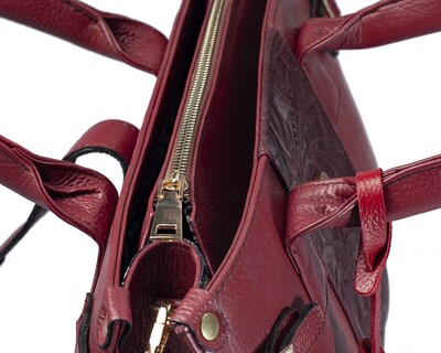 Foto 7 | Foto 7 | Bolso Tipo Satchel A Ángelozano De Piel Vacuna Con Grabado Tipo Cincelado, Color Granada, Modelo Samantha