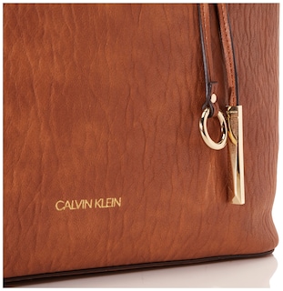 Foto 4 | Foto 4 | Bolso De Mano Calvin Klein Gabrianna Novelty Caramel Vegan Leather - Venta Internacional.