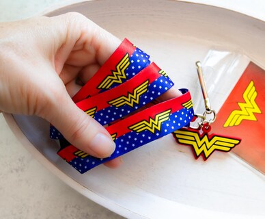 Foto 6 | Foto 6 | Cordón Plateado Buffalo Dc Comics Wonder Woman Con Soporte Para Tarjetas - Venta Internacional.
