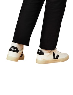 Foto 4 | Foto 4 | Tenis Veja Para Mujer Color Blanco Con Logo Negro, Agujetas Blancas Y Suela De Goma