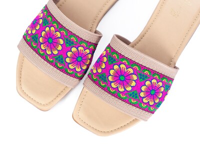 Foto 3 | Foto 3 | Sandalia De Piso A Ángelozano Con Tira De Flores, Color Arena