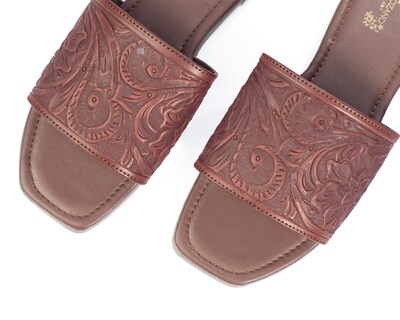 Foto 6 | Foto 6 | Sandalia De Piso A Ángelozano Tira De Piel Grabado Tipo Cincelado, Color Café