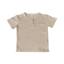 Playera Audaz Para Niño De Algodón En Beige Con Botones Y Bolsillo