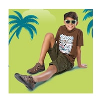 Playera Audaz Para Niño De Algodón Café Con Estampado De Autos De Carrera