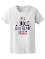 Playera Smartprintsink Mujer con Diseño de Sé Un Unicornio En Un Campo De Caballos