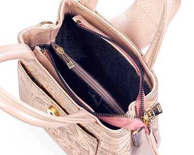 Foto 3 | Foto 3 | Bolso Satchel A Ángeozano De Charol Vegano Con Grabado Tipo Cincelo Modelo Aurelia Color Oro Rosado