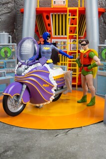 Foto 2 | Foto 2 | Toy Mcfarlane Toys Dc Retro Batgirl Cycle Batman 66 Pies - Venta Internacional.