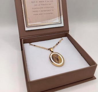 Foto 3 | Foto 3 | Xtellar - Collar De Perlas Con Medalla De La Virgen De Guadalupe Bañada En Oro De 18k - Regalo Sagrado De Lujo Para Mu