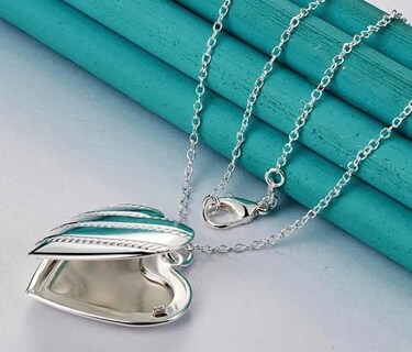 Foto 2 | Foto 2 | Collar Con Medallón Con Forma De Corazón Tallado Para Fotos Chapado En Plata - Venta Internacional.