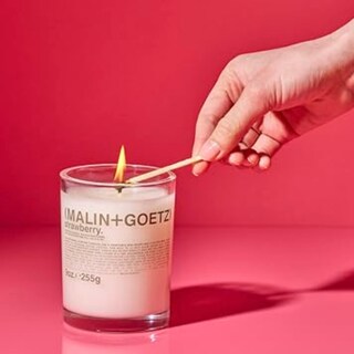 Foto 5 | Foto 5 | Vela Malin + Goetz Con Aroma A Fresa Y Bayas De Jardín 60 H - Venta Internacional.