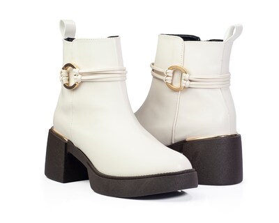 Foto 1 | Foto 1 | Botín De Dama A Ángelozano De Piel Sintética Con Herraje Color Hueso