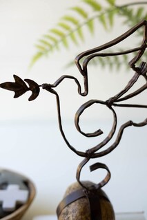 Foto 2 | Foto 2 | Escultura Metálica De Paloma De La Paz Sobre Base De Roca 11x25x36 Cm - Venta Internacional.