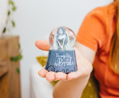 Foto 7 | Foto 7 | Minibola De Nieve Plateada Con Búfalo La Novia Muerta De Tim Burton - Venta Internacional.