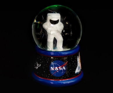 Foto 2 | Foto 2 | Bola De Nieve Plateada Con Iluminación De Astronauta De La Nasa Buffalo - Venta Internacional.