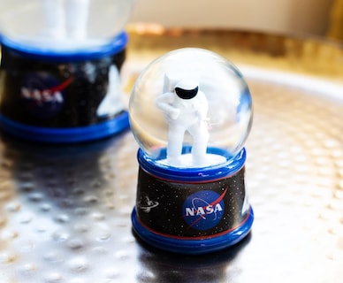 Foto 3 | Foto 3 | Bola De Nieve Plateada Con Iluminación De Astronauta De La Nasa Buffalo - Venta Internacional.