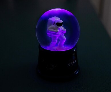 Foto 6 | Foto 6 | Bola De Nieve Plateada Con Iluminación De Astronauta De La Nasa Buffalo - Venta Internacional.