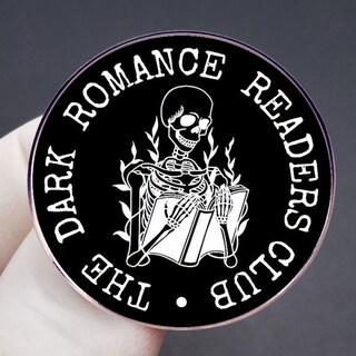 Foto 3 | Foto 3 | Broche Dark Romance Readers Club Skeleton Redondo Negro - Venta Internacional.