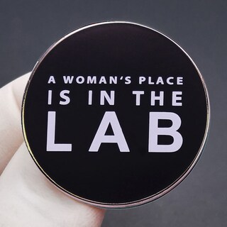 Foto 3 | Foto 3 | Broches Genéricos De Aleación A Woman's Place Is In The Lab - Venta Internacional.