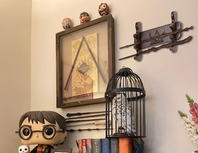 Foto 5 | Foto 5 | Soporte De Madera Artesanal Para Varitas Mágicas De 3 Niveles En Color Negro - Venta Internacional.