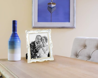 Foto 4 | Foto 4 | Marco De Fotos Laura Ashley Blanco Y Dorado De Resina 20x25 Cm - Venta Internacional.