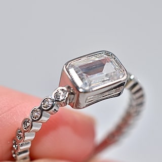 Foto 4 | Foto 4 | Anillo Yoiko The One Con Cristal Y Baño De Rodio En Acero Inoxidable