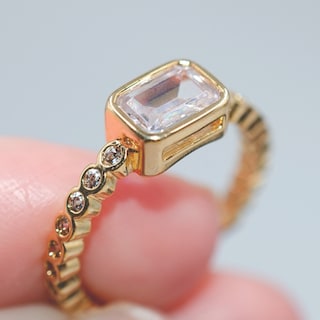 Foto 4 | Foto 4 | Anillo Yoiko The One Con Cristal Y Baño De Oro En Acero Inoxidable