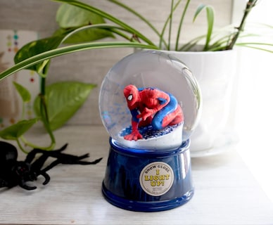 Foto 4 | Foto 4 | Bola De Nieve Coleccionable Marvel Spider-man New York Con Luz - Venta Internacional.