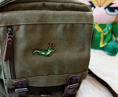 Foto 4 | Foto 4 | Alfiler Esmaltado Con Corona Diseño De Cocodrilo Loki De Marvel Studios - Venta Internacional.
