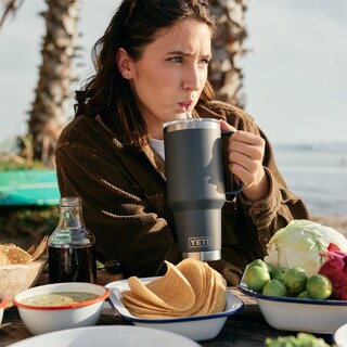 Foto 4 | Foto 4 | Taza Yeti Rambler De 1,25 Litros Con Tapa De Pajita Con Aislamiento Al Vacío, Color Rojo - Venta Internacional.