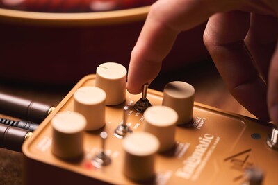 Foto 3 | Foto 3 | Pedal De Efectos Universal Audio Enigmatic 82 Con Tecnología Uafx - Venta Internacional.