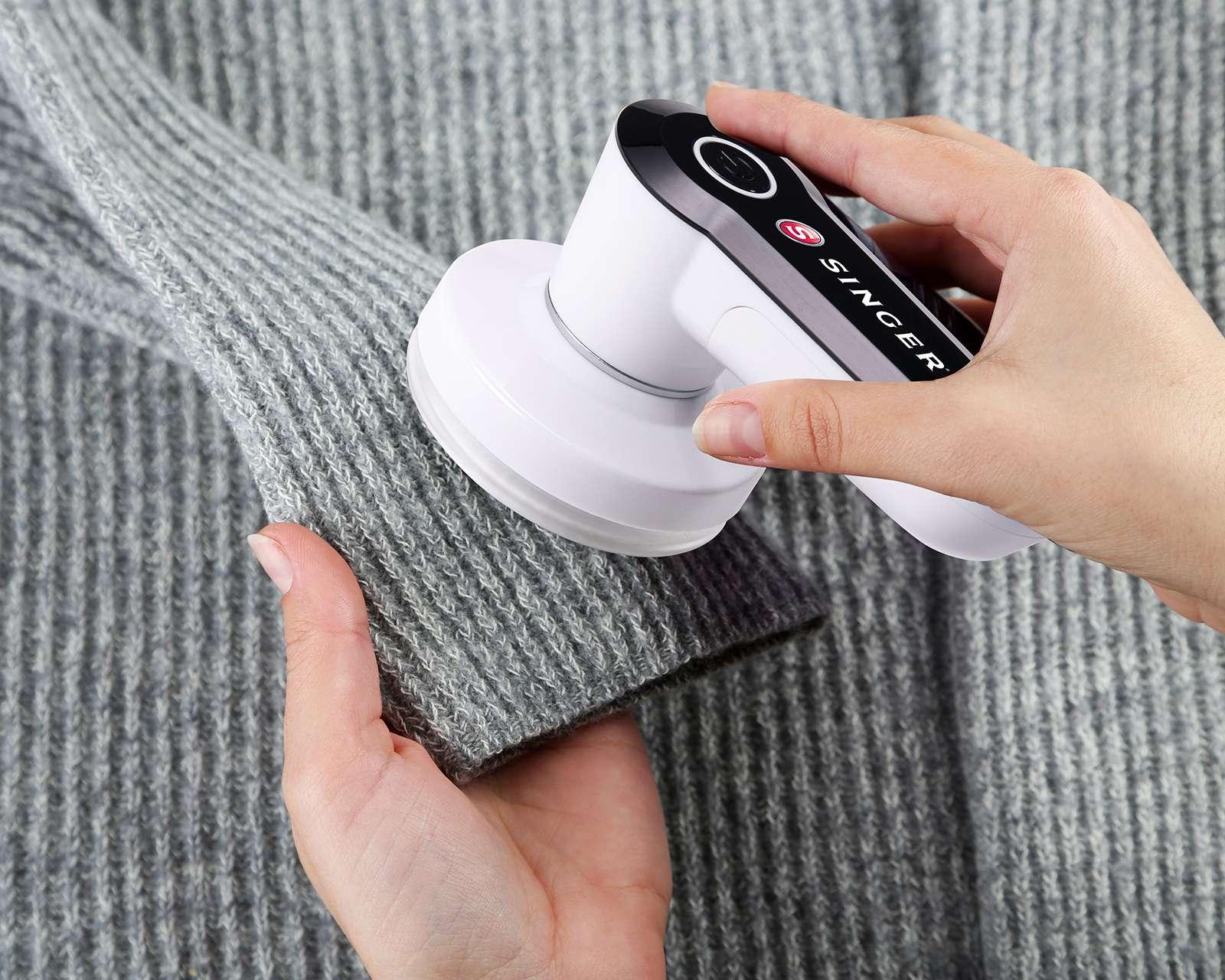 Foto 2 pulgar | Foto 1 | Quitapelusa Compacto Singer